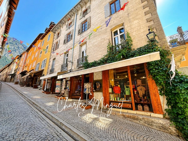 MURS ET FONDS DE COMMERCE — Cité Vauban — Briançon