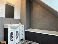 Maison familiale de 110 m² avec jardin arboré à Écommoy
