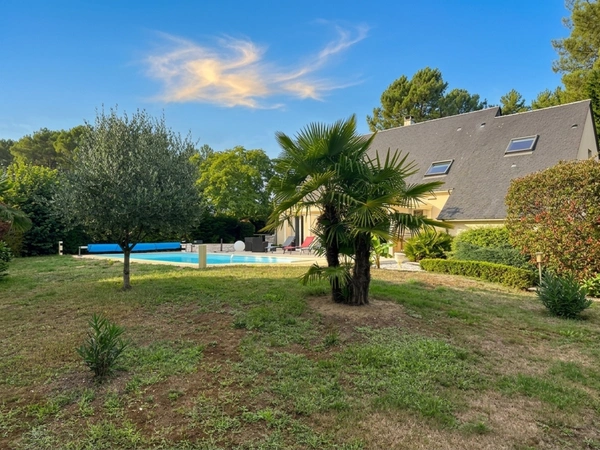 Magnifique maison familiale de 225 m², 6 chambres avec piscine et pinède à Guécélard – DPE B