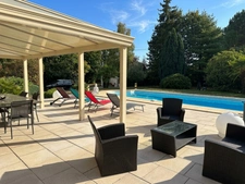 Magnifique maison familiale de 225 m², 6 chambres avec piscine et pinède à Guécélard – DPE B