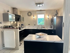 Magnifique maison familiale de 225 m², 6 chambres avec piscine et pinède à Guécélard – DPE B