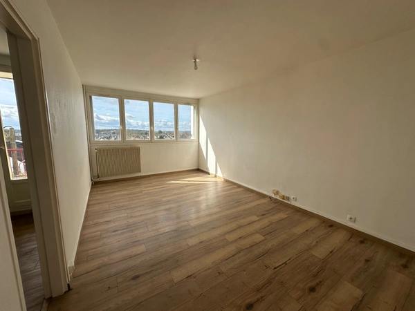 Appartement 3 pièces avec balcon et parking LE MANS (72) quartier cité des Pins/ Parc des exposition 
