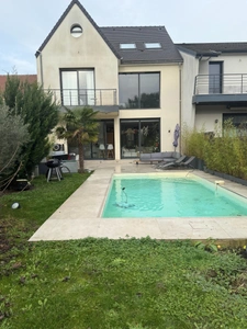 Maison d'exception avec piscine à vendre de 11 pièces GROSLAY (95)