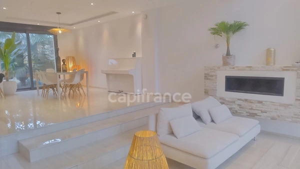Maison d'exception avec piscine à vendre de 11 pièces GROSLAY (95)