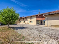 Longère avec double garage et dépendances