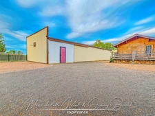 Maison avec hangar, piscine couverte et chalet aménagé