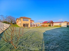 Maison avec hangar, piscine couverte et chalet aménagé