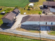 Longère avec double garage et dépendances
