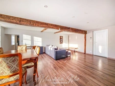 Grande maison de ville avec terrasse de 70 m² et garage, rénovée avec cachet et authenticité