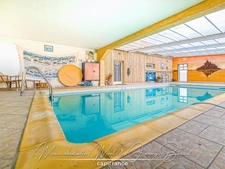 Maison avec hangar, piscine couverte et chalet aménagé
