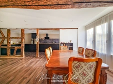 Grande maison de ville avec terrasse de 70 m² et garage, rénovée avec cachet et authenticité