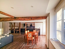 Grande maison de ville avec terrasse de 70 m² et garage, rénovée avec cachet et authenticité