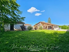 Maison mitoyenne 2 chambres avec jardin et cour