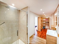 Grande maison de ville avec terrasse de 70 m² et garage, rénovée avec cachet et authenticité