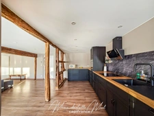 Grande maison de ville avec terrasse de 70 m² et garage, rénovée avec cachet et authenticité