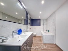 Grande maison de ville avec terrasse de 70 m² et garage, rénovée avec cachet et authenticité