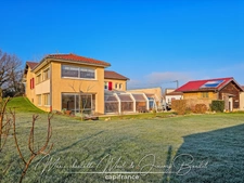 Maison avec hangar, piscine couverte et chalet aménagé