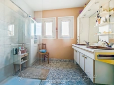 Maison avec hangar, piscine couverte et chalet aménagé
