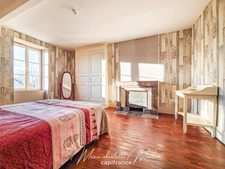 Grande maison de ville avec terrasse de 70 m² et garage, rénovée avec cachet et authenticité