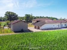 Longère avec double garage et dépendances