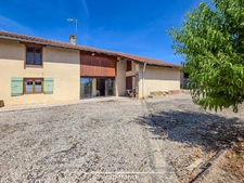 Longère avec double garage et dépendances