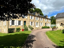 Maison de maitre à vendre 13 pièces LANOUAILLE (24) 2.6 hectares 
