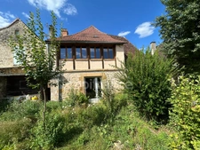 Maison de bourg à vendre 4 pièces env 211m² EXCIDEUIL (24)patio et jardin