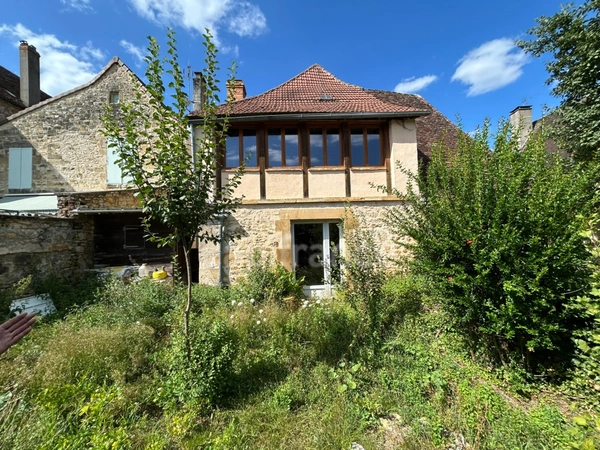 Maison de bourg à vendre 4 pièces env 211m² EXCIDEUIL (24)patio et jardin