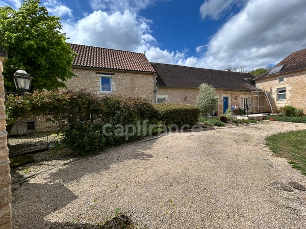 Dpt Dordogne (24), à vendre COULAURES maison P11 de 390 m² - Terrain de 4 828,00 m² - Plain pied