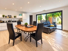 PROPRIETE EN CENTRE DE VILLAGE 9 PIECES 6 CHAMBRES PATIO INTERIEUR ARBORE GARAGES 