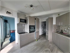 Appartement dans résidence sécurisée avec place de parking privée et cave