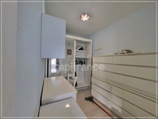 Appartement dans résidence sécurisée avec place de parking privée et cave