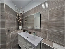 Appartement dans résidence sécurisée avec place de parking privée et cave
