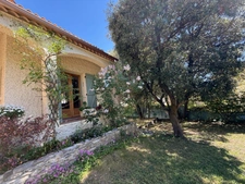 Family villa with swimming pool – A rare green oasis close to amenities