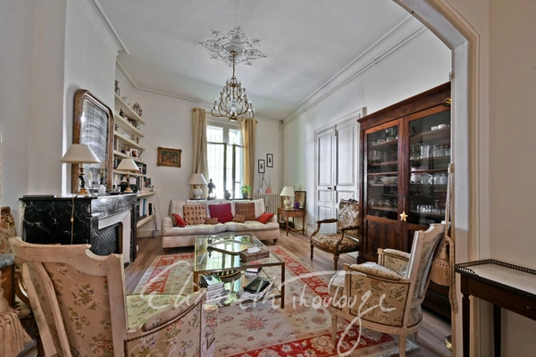 Lot de deux habitations avec cour piscine et triple garage. Marsillargues