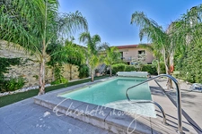 Lot de deux habitations avec cour piscine et triple garage. Marsillargues