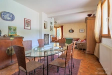 Family villa with swimming pool – A rare green oasis close to amenities