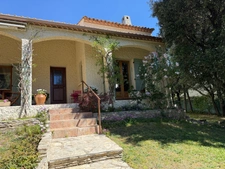 Family villa with swimming pool – A rare green oasis close to amenities
