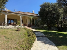 Family villa with swimming pool – A rare green oasis close to amenities