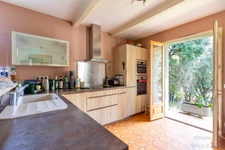 Family villa with swimming pool – A rare green oasis close to amenities