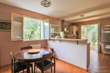 Family villa with swimming pool – A rare green oasis close to amenities