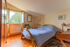 Family villa with swimming pool – A rare green oasis close to amenities