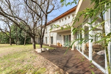  Rare contemporary villa in the heart of the village of Saint-Martin-de-Londres – spacious, light-filled and with great potential