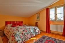 Family villa with swimming pool – A rare green oasis close to amenities