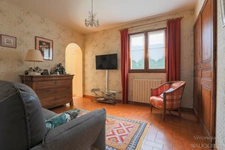 Family villa with swimming pool – A rare green oasis close to amenities