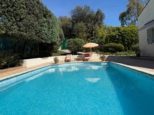 Family villa with swimming pool – A rare green oasis close to amenities