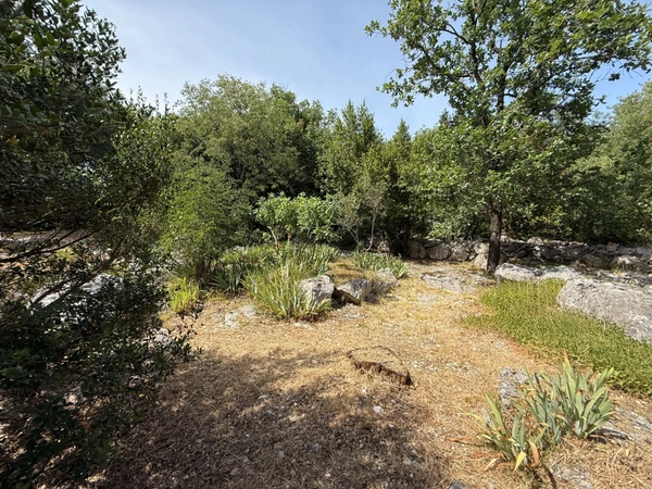 A seulement 25 mn au nord de Montpellier, à vendre terrain de 1100 m2 avec permis de contruire