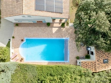 Family villa with swimming pool – A rare green oasis close to amenities