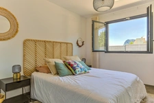 CONTEMPORARY SINGLE-STOREY VILLA WITH VIEWS OF PIC SAINT LOUP AND BALI STONE POOL