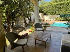 Family villa with swimming pool – A rare green oasis close to amenities
